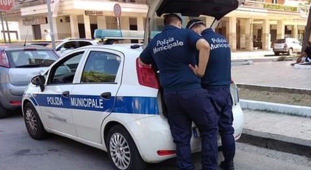 Controlli della polizia locale a Mondragone