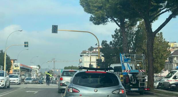 Semaforo guasto sulla statale Adriatica a San Benedetto: caos traffico e disagi da quattro giorni