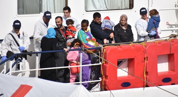 Migranti, 80 vittime e 113 dispersi al largo della Libia, fermato uno scafista. Un omicidio al Cara di Bari