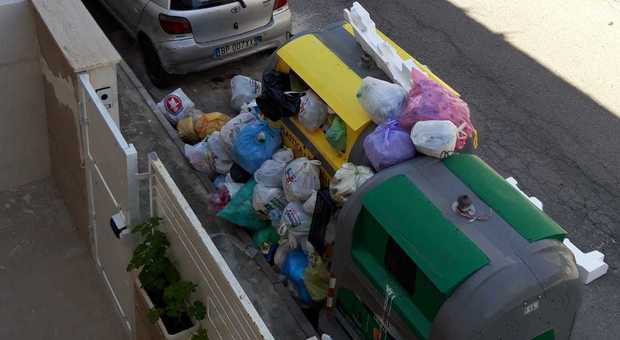 Coronarivus a Napoli, tutti a casa a parte i rifiuti che sono sempre per strada: questa è Pianura