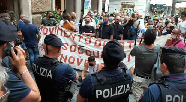 Matteo Renzi all'Augusteo, la protesta dei disoccupati: «Vogliamo il reddito di cittadinanza»