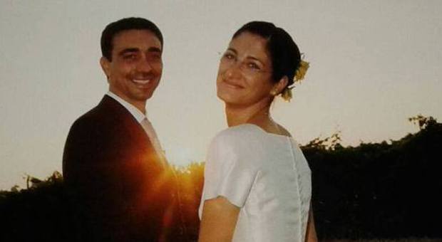 Luca Vazzoler con la moglie Sara il giorno delle nozze (da Fb)