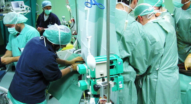 Cuore lesionato durante l'intervento: donna muore in sala operatoria