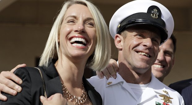 Il Navy Seal Edward Gallagher con la moglie dopo la sentenza di assoluzione