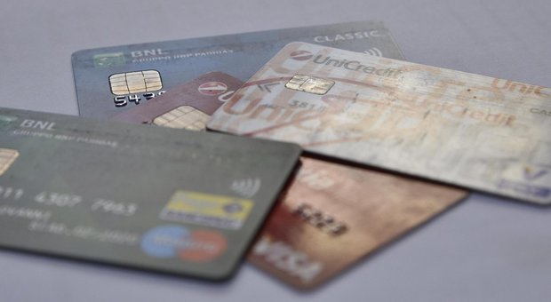 Prova a fare shopping con due carte di credito rubate: arrestata 22enne a Ostia