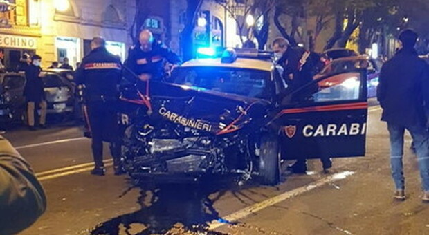Cagliari, inseguimento per evitare il posto di blocco: auto si schianta contro la Gazzella dei Carabinieri in pieno centro