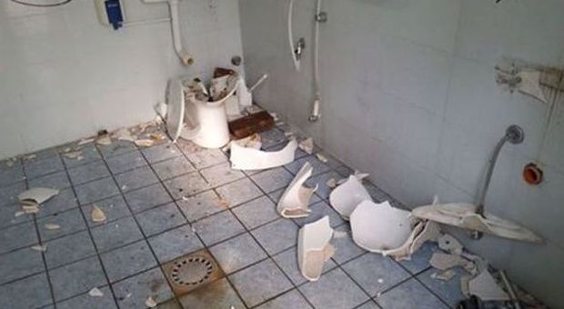 Pesaro, i vandali distruggono i bagni pubblici Un cittadino offre al Comune i nuovi sanitari