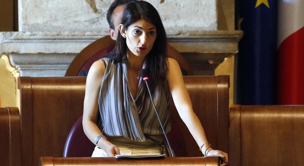 Roma, Raggi in consiglio comunale: «Per il bilancio cerco due nuovi assessori»