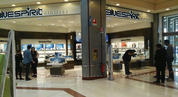 Terrore al centro commerciale: in gioielleria con mitra e bastoni
