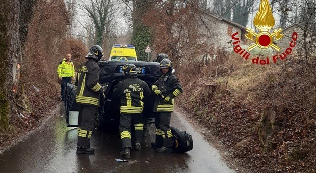 https://statics.cedscdn.it/photos/MED/67/78/8646778_09183624_incidente_auto_ribalta_ferita_conducente_castion.jpg