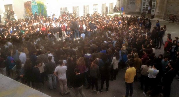 Roma, studenti: «Non vogliamo i militari dentro la nostra scuola»