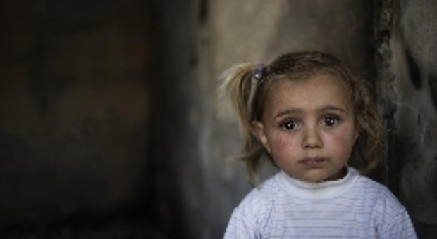 Siria, 16 bambini morti per il freddo, 50mila a rischio al confine con la Turchia