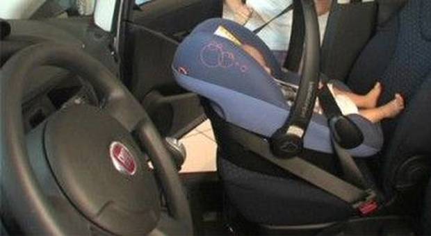Pisa, neonato muore per lo scoppio dell'airbag dopo un tamponamento: era nell'ovetto sul sedile anteriore