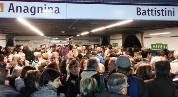 Panico a Termini, fumo e paura nel tunnel della metro: scatta il fuggi fuggi tra i passeggeri