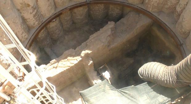 Roma, dagli scavi della metro spunta "mini Pompei": una casa distrutta da un incendio con mobili intatti e lo scheletro di un cane