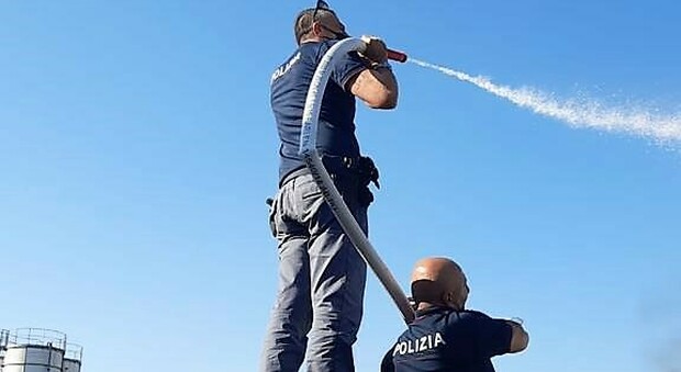 Rogo di Maratta, anche i poliziotti in aiuto dei vigili del fuoco