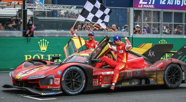 La Ferrari 499P di Fuoco-Molina-Nielsen festeggia dopo aver vinto l'adizione numero 92 della 24 Ore di La Mans
