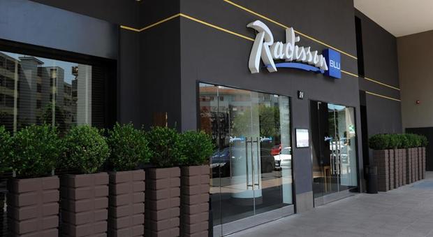 Milano, rapina all'hotel Radisson: dipendenti legati. Ladro fugge con 10 mila euro