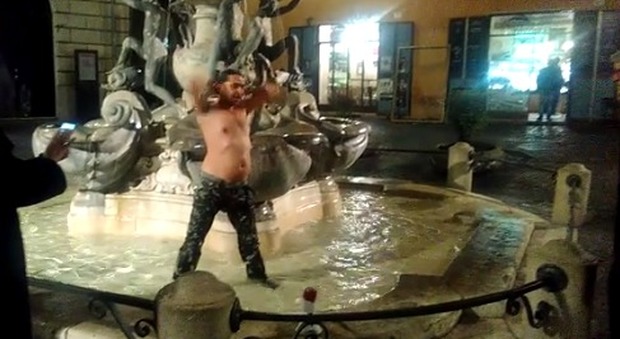 Gabriele Paolini si fa il bagno nella fontana della Tartarughe: l'ultima provocazione del disturbatore tv