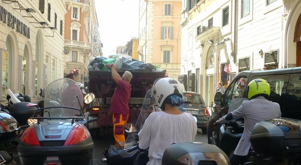Caos rifiuti Roma, beffa Ama: bonus ai netturbini per lavorare