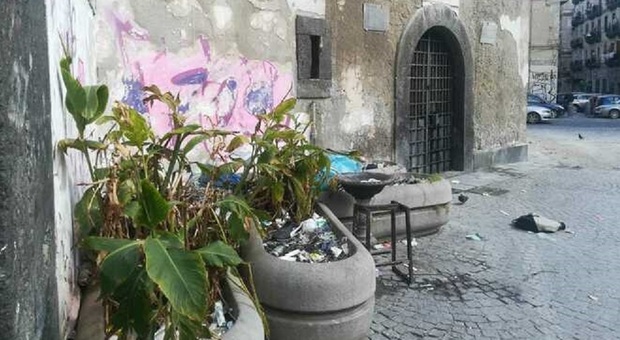 Piazza Enrico de Nicola a Napoli nel degrado, l'appello a Comune e Sovrintendenza: «Gli spazi vanno tutelati»