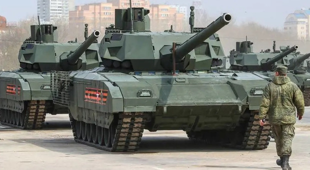 Il carro armato russo catturato è difettoso: l'ufficiale ucraino chiama il supporto tecnico nemico e si fa dare istruzioni