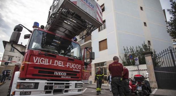 Rimini, incendio in un palazzo: sette persone si gettano dal secondo piano