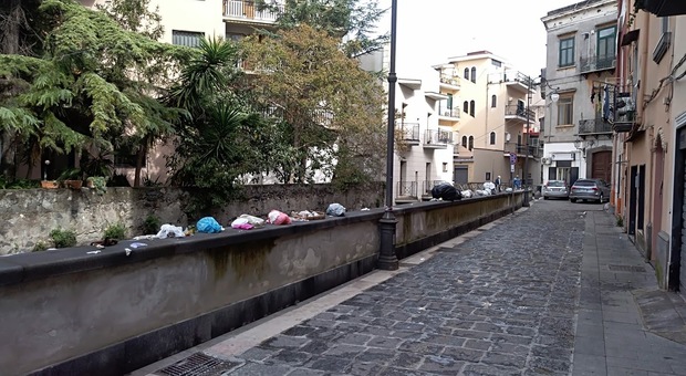 Scafati, sacchetti di spazzatura in esposizione sul muretto del canale Bottaro