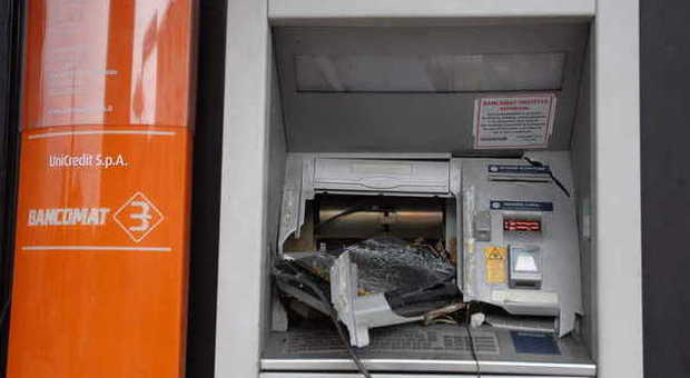 Assalto al bancomat all'alba la cassaforte resiste all'esplosione