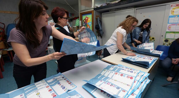 Elezioni comunali a Napoli, è corsa ai seggi: «Trasporti pubblici a rischio paralisi»