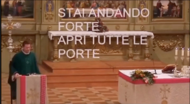 La canzone di Gianni Morandi "Apri tutte le porte" diventa oggetto dell'omelia di un parroco