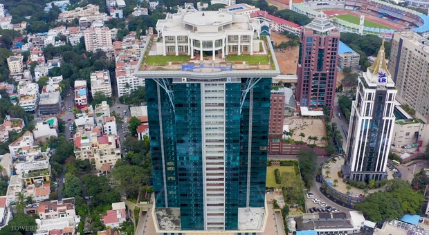 Villa enorme costruita in cima a un grattacielo di 33 piani: il proprietario potrebbe non riuscire mai a viverci