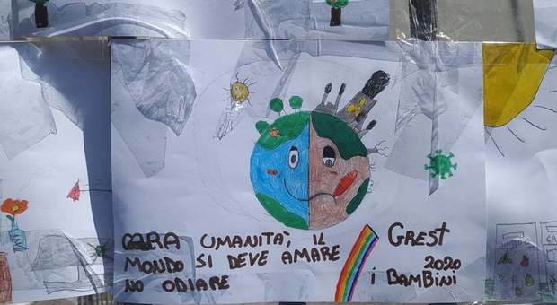 Napoli, i bambini di Secondigliano in campo per dire no al degrado del quartiere: «Cara umanità, il mondo si deve amare»