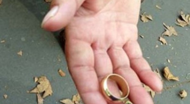 Tenta di truffare una donna con la tecnica dell'anello: denunciato