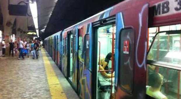 Roma, pacco sospetto, interrotta metro B: artificieri al lavoro alla stazione Libia