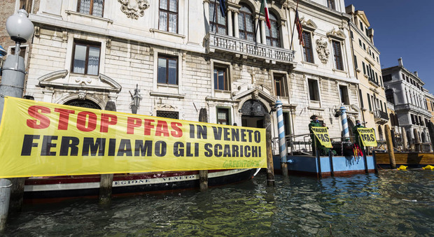«Stop Pfas in Veneto»: blitz degli attivisti di Greenpeace in Regione