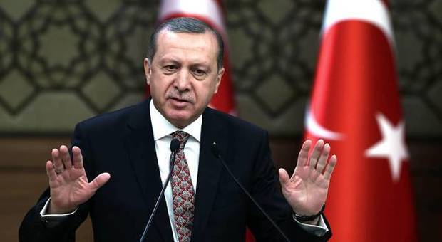 Lira turca affonda, allarme mercati, Erdogan attacca gli Usa: «Loro hanno i dollari, noi Allah»