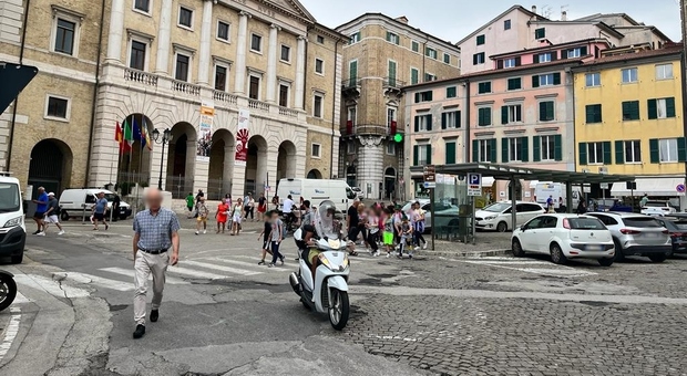 Buche e dehors tra le auto: piazza della Repubblica nel caos, fate presto con il restyling