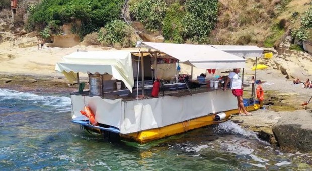La barca-ristorante sequestrata