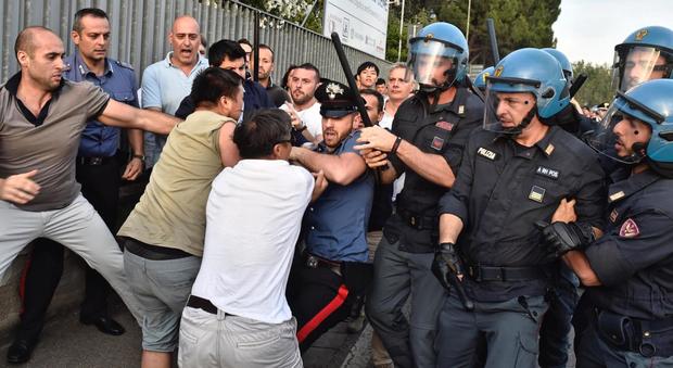Tafferugli tra la polizia e un gruppo di cinesi: caos a Firenze, in 300 barricati in capannone