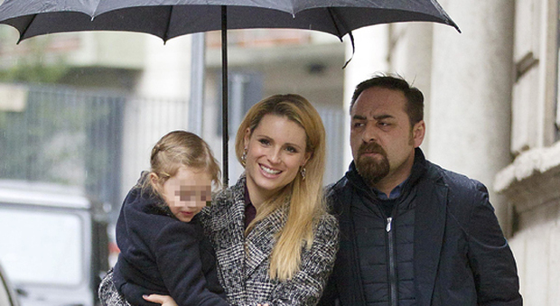 Michelle Hunziker con la figlia Sole e la bodyguard a Milano