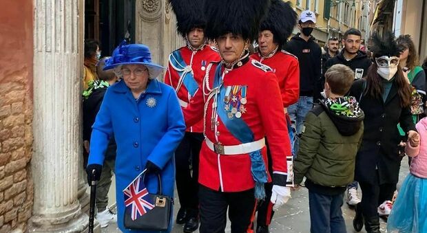 La regina Elisabetta e le guardie inglesi al Carnevale di Venezia