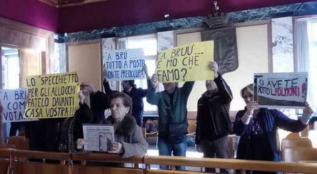 Latina, comitato cittadini Montello protesta in Consiglio contro la discarica