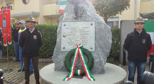 Il monumento a Zampini in una foto di Luigino Venchiarutti