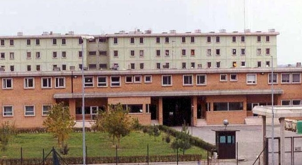 Detenuti incendiano i materassi nel carcere di Ferrara: decine di intossicati