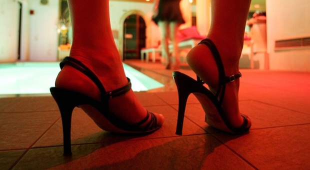 Napoli, prostitute nei bassi di Porta Capuana: identificate 30 persone, 4 donne denunciate