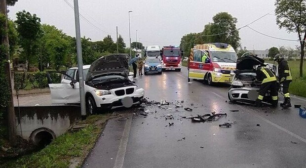 Incidente stradale, scontro frontale tra due auto: due persone finiscono in ospedale