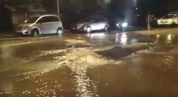 Roma, si rompe condotta idrica a Vigna Stelluti: chiusa la strada, disagi al traffico