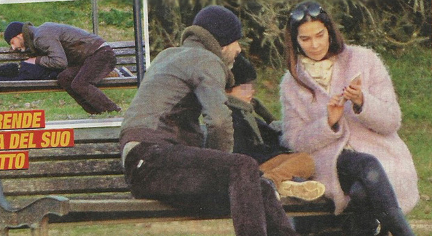 Kim Rossi Stuart e Ilaria Spada, pomeriggio romantico al parco con il figlio Ettore