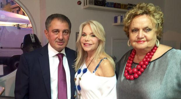 la presentatrice Maria Giovanna Elmi, con gli organizzatori Franco Cavallaro e Luisanna Tuti